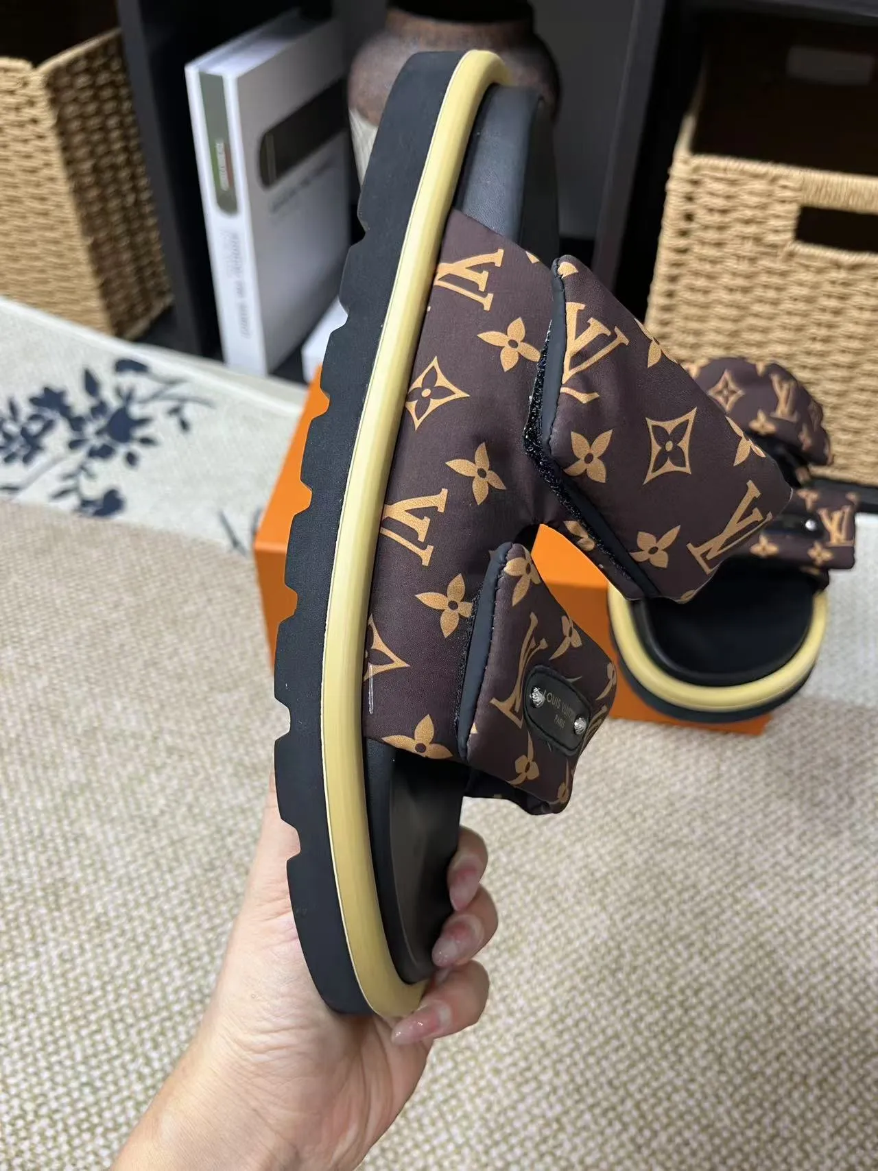P340 yuan LV Louis Vuitton Full of high-end feel! A popular model among bloggers at home and abroad, it’s retro and fashionable, and looks stunning on your feet! Mainly recommended model on the official website★ ━━━━━ ЅᏇєєt ━━━━━ ▪️Upper: original calfskin ➕5D printing process ▪️Inner: imported mixed sheepskin ▪️Outsole: original molded foam outsole ▪️Size: Female 35-40 Men's 39-44 (women's 41 men's 45)